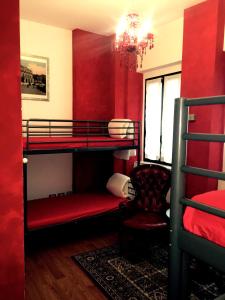 米兰纳维利阿托姆斯奢华旅舍的带两张双层床和椅子的房间