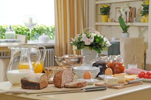 克诺克－海斯特阿卡德斯酒店的包括面包、鸡蛋和奶酪的早餐桌