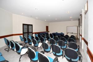 坎皮纳斯Villas Boas Hotel的教室里一排椅子的房间