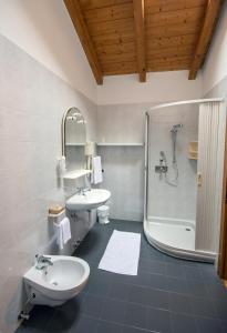 图恩诺费拉里加尼卡斯特酒店的一间带水槽和淋浴的浴室