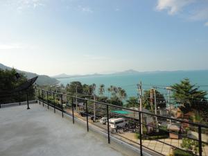 茶云莱海滩普发公寓的阳台享有城市和大海的景致。