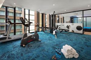 悉尼圣伦纳兹探索公寓的大楼内带跑步机和健身器材的健身房
