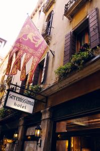 威尼斯瑟瑞尼斯玛酒店的悬挂在建筑物一边的旗帜