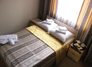 克拉斯诺亚尔斯克贝利多姆酒店的酒店客房,配有带毛巾的床