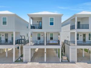 The Hangout House Relaxed 4BR Luxury, 3 King Suites, Walk to Beach, Pet Friendly