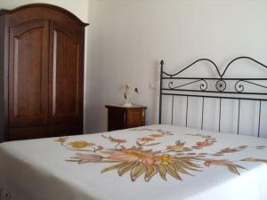 圣维托罗卡波Case nel Giardino的一间卧室配有一张花卉图案的床