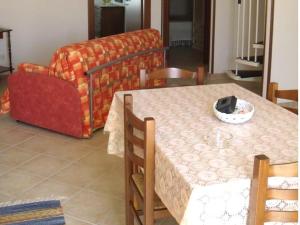 圣维托罗卡波Case nel Giardino的客厅配有桌子和沙发