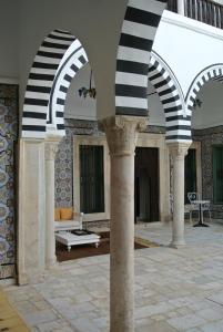 突尼斯达奔嘎森旅馆的建筑中一个有黑白柱子的庭院