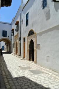 突尼斯达奔嘎森旅馆的一条有门的白色建筑的小巷