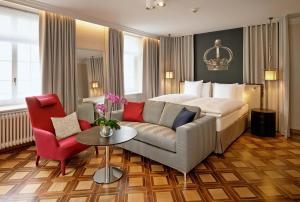 温特图尔索莱尔科隆酒店的酒店客房,配有床和沙发