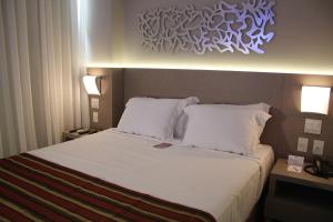 贝洛奥里藏特贝格会议中心MHB酒店的酒店客房配有带白色床单和枕头的床。