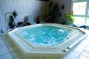 拉佩蒂特皮耶尔奥贝奇酒店的浴缸里的一个大型水池