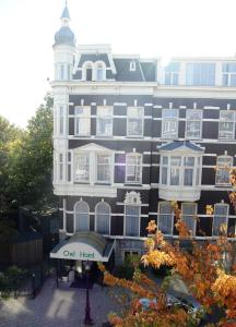 阿姆斯特丹猫头鹰酒店的前面有标志的大建筑