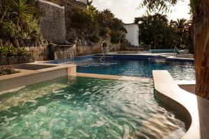 伊斯基亚Apollon Club & Thermal Spa的度假村内清澈的海水游泳池