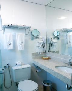 贝洛奥里藏特Pampulha Lieu Hotel的白色的浴室设有卫生间和水槽。