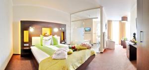 温特贝格布拉邦德度假酒店的一间卧室配有一张大床和大镜子