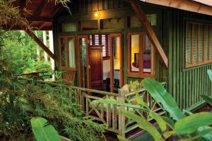 尼格瑞尔日落棕榈度假村 - 仅限成人入住 - 全包的一座带木门廊的绿色小房子