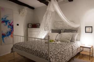 塞扎纳Studio Doroteja的一间卧室配有一张带天蓬的床
