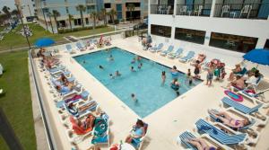 默特尔比奇沙南假日酒店的游泳池的顶部景色,游泳池里设有椅子