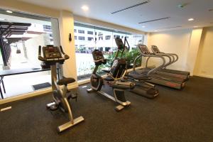 哥打巴鲁Perdana Kota Bharu的健身房设有数台跑步机和椭圆机