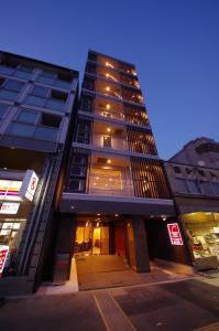 京都京都清水五条都市酒店的夜幕降临的城市街道上一座高楼