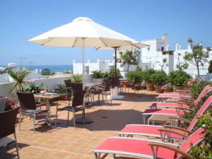 科尼尔-德拉弗龙特拉阿尔玛德拉巴科尼尔酒店的一个带桌椅和遮阳伞的庭院