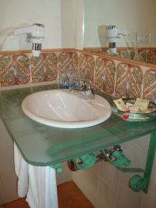 科尼尔-德拉弗龙特拉阿尔玛德拉巴科尼尔酒店的浴室水槽设有玻璃台面和镜子