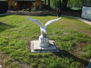 博尔纳尤拉旅馆的鸟在草地上的雕像