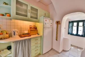 伊亚克里斯托斯欧亚公寓酒店的厨房配有白色冰箱和水槽