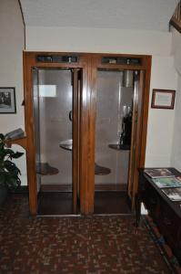 帕罗奥多红衣主教酒店的一个带桌子的房间的两扇玻璃门