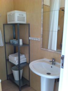 阿马多拉In Bed with Lisbon 5E的一间带水槽、卫生间和镜子的浴室