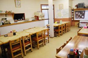 泉佐野米玛苏索的教室里配有桌椅