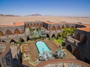 塞斯瑞姆幻影Spa度假村的沙漠中建筑物的空中景观