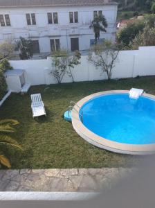 阿尔科巴萨Casa Dos Oliva的一座房子的院子内的大型游泳池