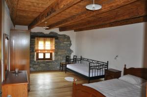 PodsabotinPri Bregarju的一间卧室设有两张床和石墙