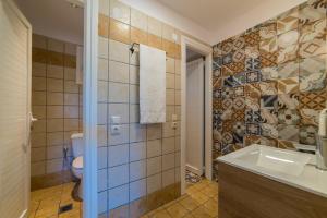瓦西里科斯Casa Di Porto Roma的一间带水槽和卫生间的浴室