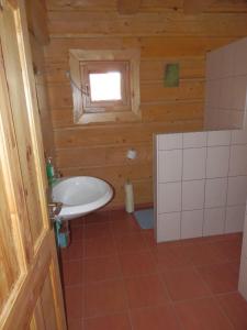 赫拉布斯Drevenica Hrabušice的一间带白色水槽和窗户的浴室