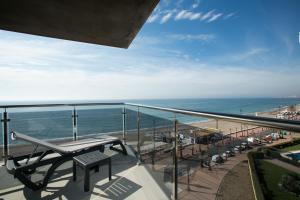 福恩吉罗拉福恩吉罗拉海滩公寓的享有海滩和海洋美景的阳台。