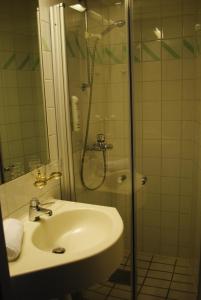 Kumla库姆拉酒店的一间带水槽和玻璃淋浴的浴室