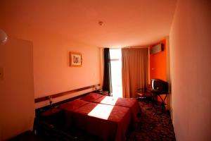 利马索尔西尔瓦酒店的酒店客房设有床和窗户。