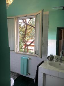 罗马加里波第屋顶花园公寓的一间带水槽和窗户的浴室