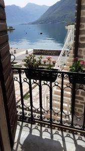 帕里斯特Apartment Stern的享有水体景致的阳台