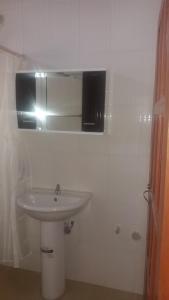 瓦里FOA Residence的浴室设有水槽和墙上的镜子