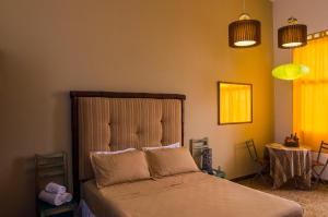 瓜亚基尔曼索精品宾馆的一间卧室设有一张床、一个窗口和一张桌子