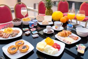 里斯本罗斯奥嘉登酒店的餐桌上摆放着早餐食品和饮料