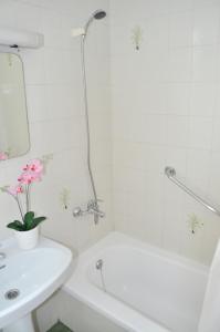 波多黎各IG MOMOSOL Apartments的白色的浴室设有水槽和浴缸。