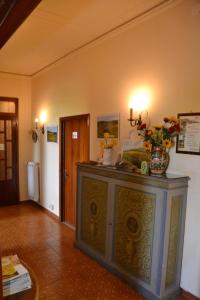RigomagnoAffittacamere La Fornace的一间房间,上面有鲜花橱柜