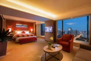 北京北京维景国际大酒店的酒店客房配有床、沙发和椅子