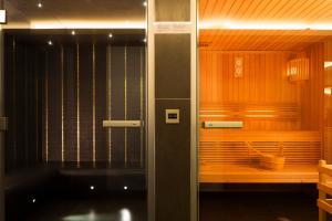 巴黎莫利亚酒店的配有木墙的客房内的淋浴