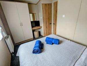 Hot Tub Getaways The Oakley 8 berth caravan with hot tub and quiet setting